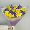Букет с нарциссами и ирисами