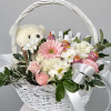 Корзина с игрушкой и цветами